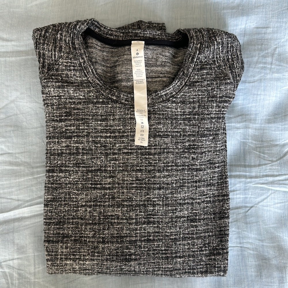 Lululemon long sleeve size 4